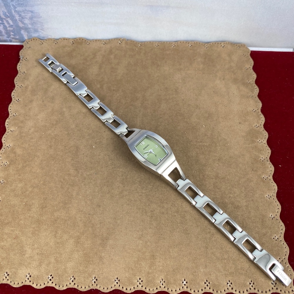 Fossil F2 Vintage Watch Metallic Lime Green Face Silver tone bracelet - Picture 2 of 8